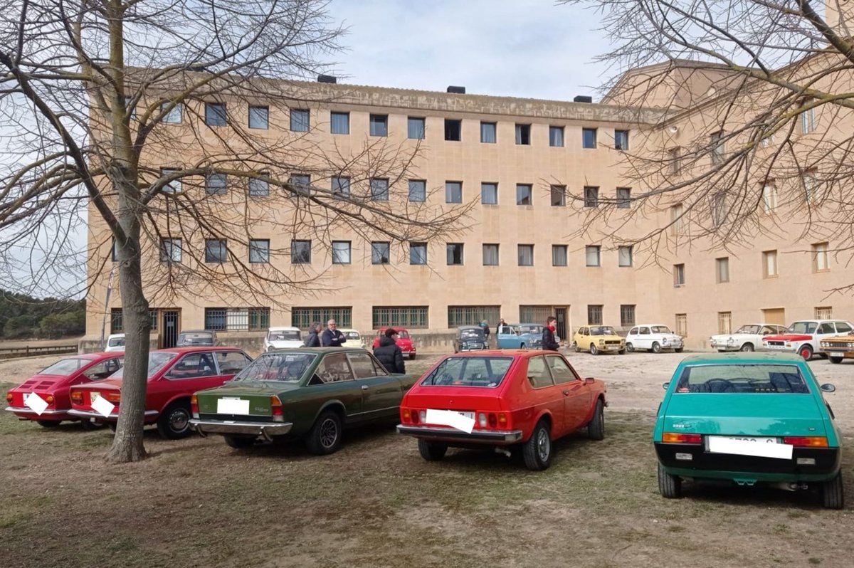 Avui hem recuperat les trobades de cotxes clàssics al #monestirdelesavellanes amb un encontre de cotxes antics de la marca SEAT