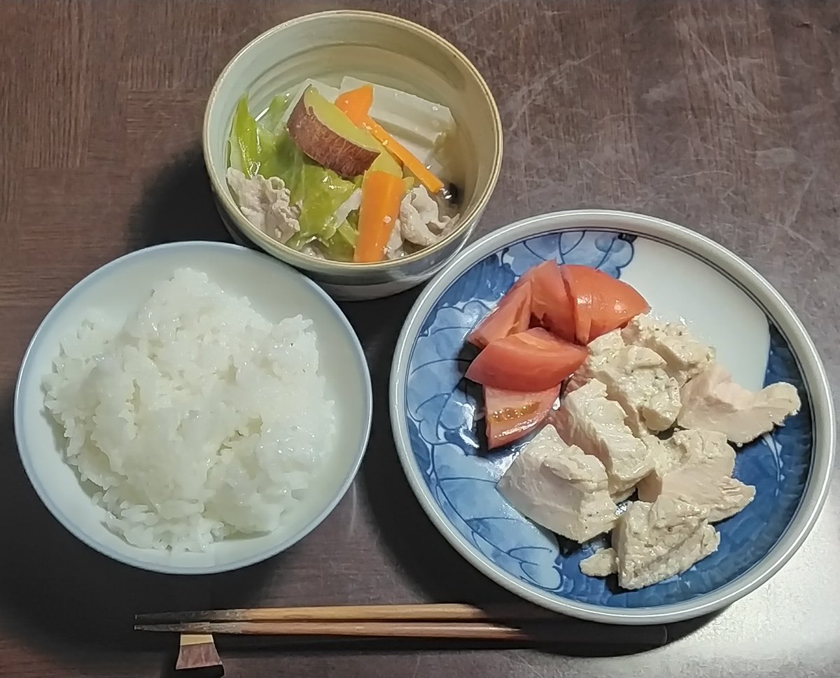 今日の夕食はサラダチキンにさつまいも入りの豚汁にご飯です！簡単なヘルシー料理になりました！あっさり食べれるので胃もたれせず良いかと。ご馳走さまでした😋🍴🙏🏻