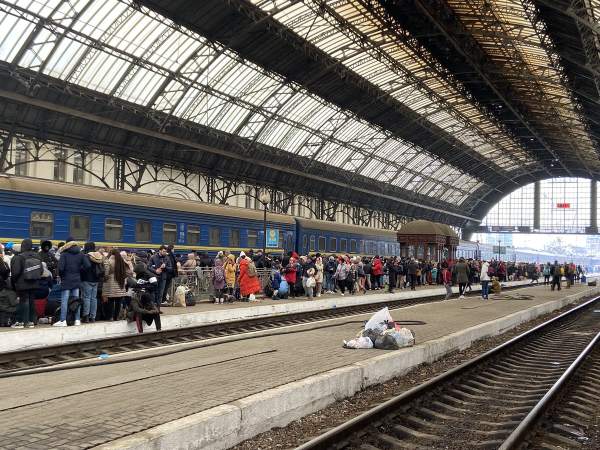 Crowded at the train station in Lviv, packed with people trying to leave. Many tearful goodbyes. #Ukrain #ukraina