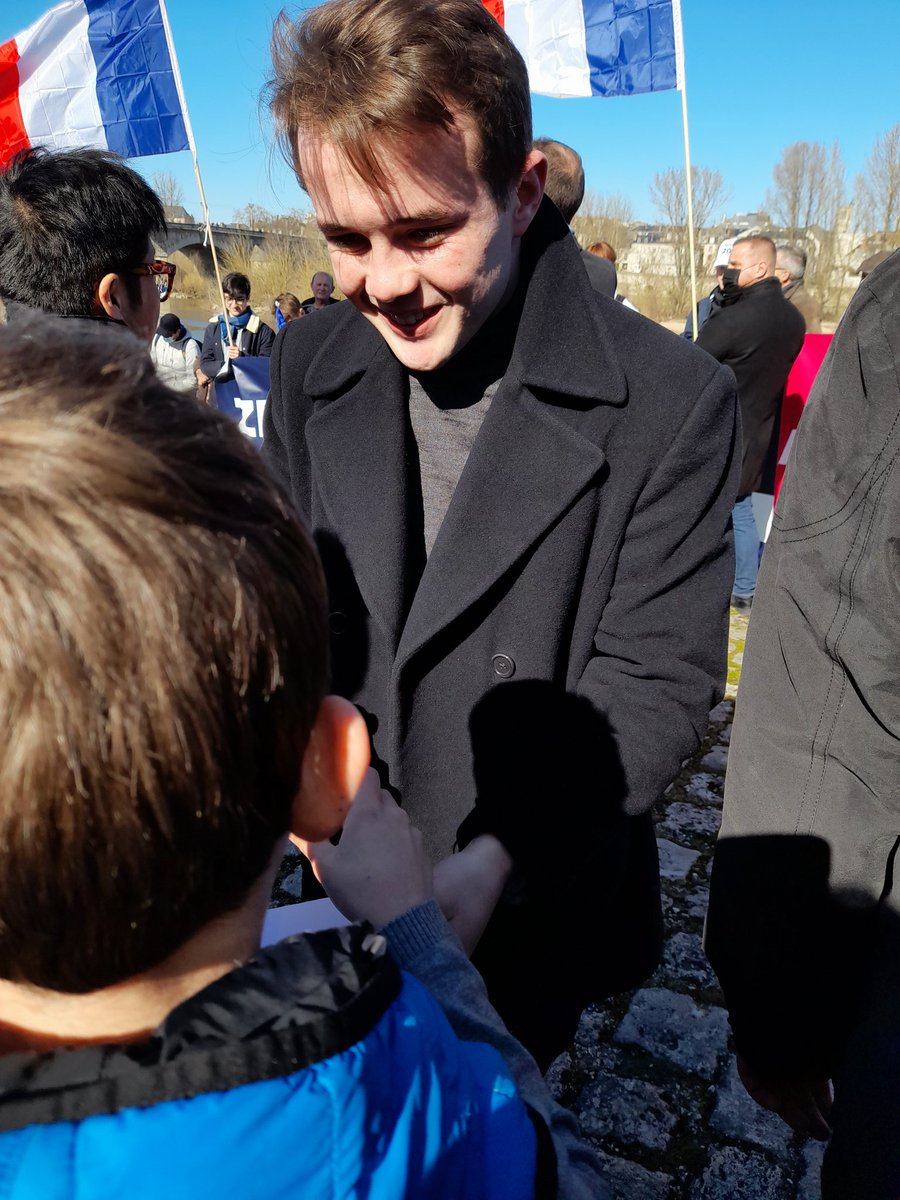 Hier à Orléans pour les #48HdeReconquete 
Mon fils heureux de rencontrer @stanislasrig 
Merci pour votre sourire, votre accueil et votre engagement auprès de #ÉricZemmour 🇫🇷
Vous êtes un exemple pour les futurs #generationzemmour 🇫🇷🇫🇷