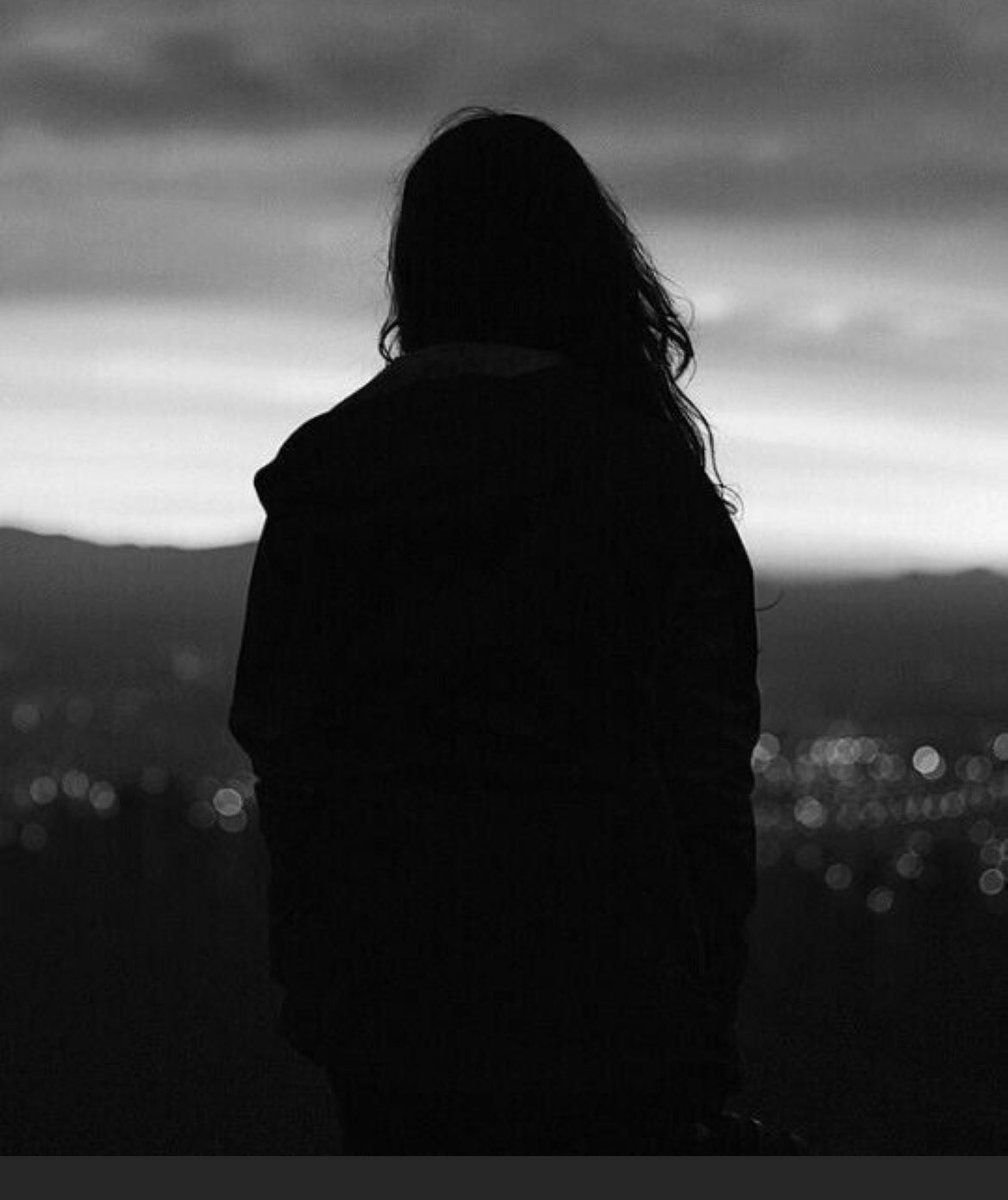 مهما توارى الحلم في عينيّ 
و أرقني الأجل..
مازلت ألمح في رماد العمر 
شيئاً من أمل.