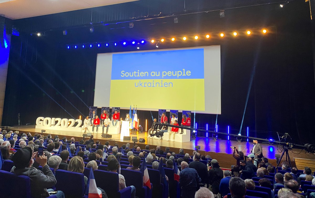 Hier, à #Bordeaux, meeting <a href="/Anne_Hidalgo/">Anne Hidalgo</a>, soutien au #peuple Ukrainien : pour le respect des libertés fondamentales ! «Le Nationalisme, c’est la guerre !!! » Pour une #Gauche #Républicaine et #Europénne👍
#Hidalgo2022 #StandWithUkraine