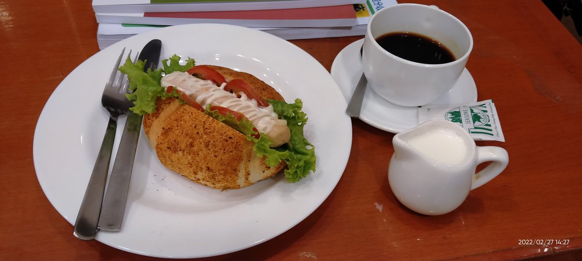 laiyi22's tweet image. クラス の後で、カフィに
食事しながら　日本語を勉強した。🌭☕📚
#seasonbarkery 
#SundayVibe