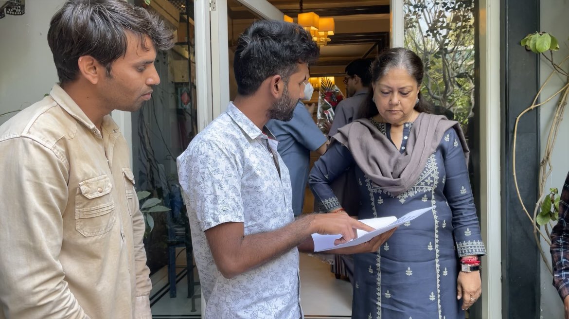 VasundharaBJP's tweet photo. मुझसे इस सम्बंध में दोनों भर्तियों के अभ्यर्थियों ने मुलाकात की है। #Rajasthan सरकार निरस्त फार्मासिस्ट भर्ती पर दोबारा विचार करें तथा नवीन पदों को जोड़ते हुए 4,105 पदों के साथ इस परीक्षा को पूर्ण करें।वहीं स्कूल व्याख्याता भर्ती-2018 में 689 पद सृजित कर युवाओं के साथ न्याय करें। https://t.co/VxoNzurQLn