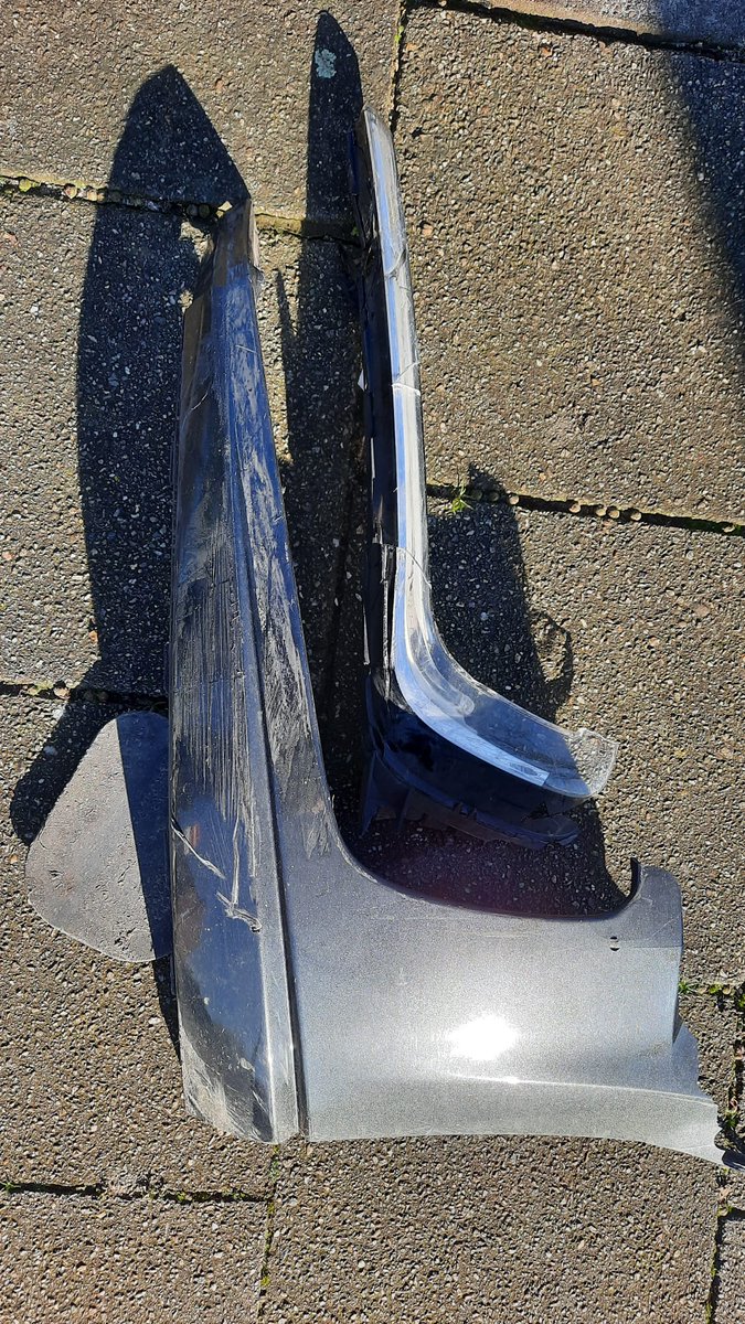 Omstreeks 09.30 uur zien getuigen dat een zwarte Polo de bocht mist op de kruising Anjerstraat / Dahliastraat. Een deel van de bumper is achtergebleven in het hekwerk. De bestuurder is doorgereden. De auto moet linksvoor schade hebben. De bestuurder kan zich nog melden. #Tiel