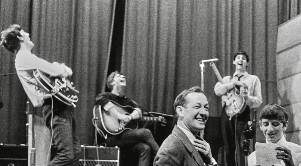 Having a laugh with presenter Brian Matthew at a recording session for BBC Radio’s Saturday Club, London, July 1963 #TheBeatles #BrianMatthew #SaturdayClub #PlayhouseTheatre #bbcradio #sixties #1960s #beatleslondon