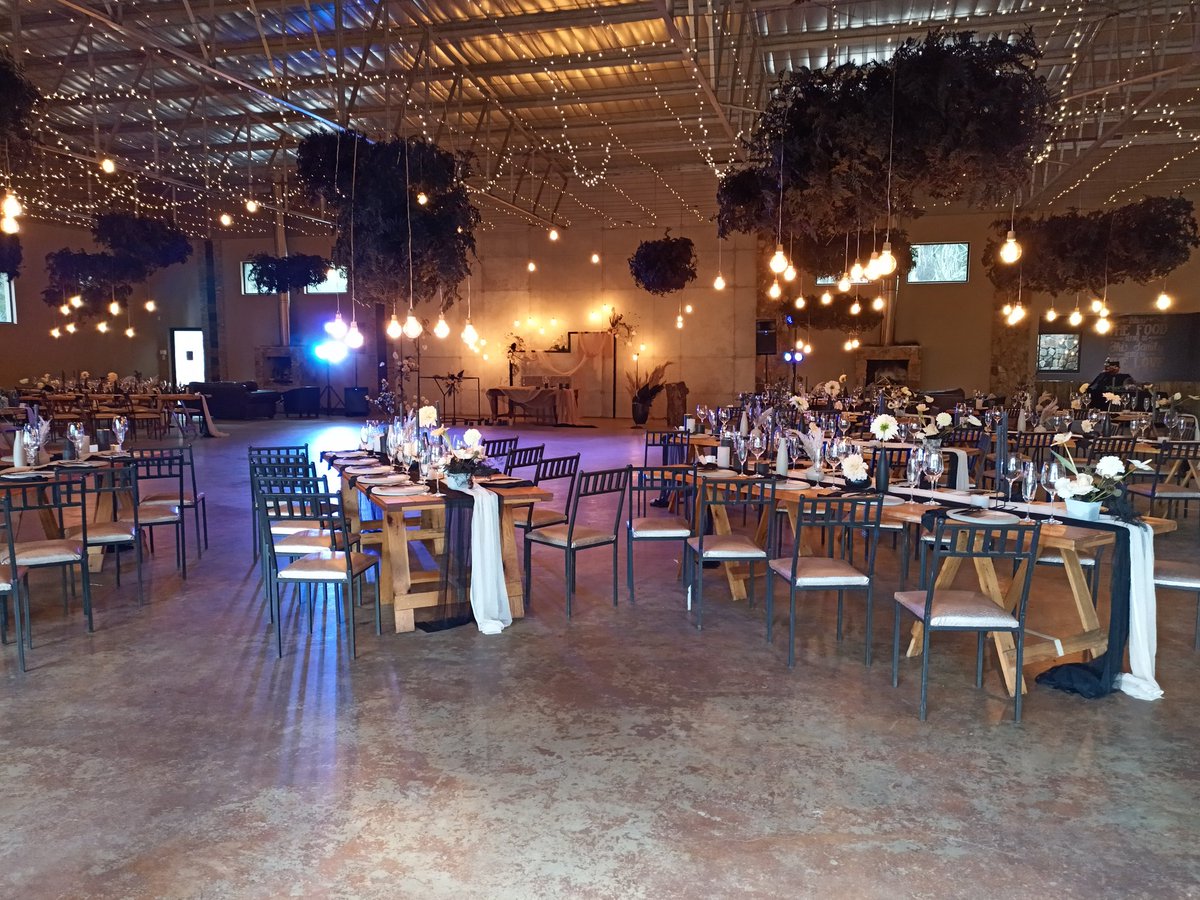 DanielHoffman18's tweet photo. Gisteraand lekker musiek gemaak by Jaco Swanepoel en Elmarike Esterhuizen se troue baie geluk mnr en mev Swanepoel julle het stunning gelyk! En wat 'n mooi venue!!! https://t.co/JRA248JWZl