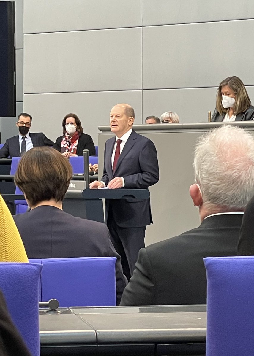JensZSPD's tweet photo. „Wer Führung bestellt, bekommt sie auch.“ #Zeitenwende ist nicht zu kurz gegriffen. @Bundeskanzler Olaf Scholz kündigt ungekannte Maßnahmen für Verteidigung, Wirtschaft und Energie an. https://t.co/5ya96XT4Ut