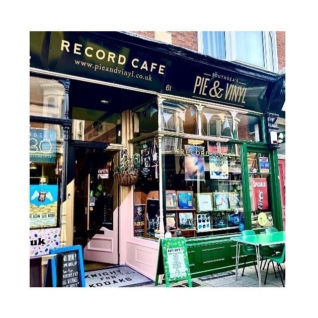 PieVinyl's tweet image. Tis a Sunny start Southsea and beyond! #pieweather

If you’re out and about, come and see us! #soulfood #records 

Open today 11am -4pm - Let us take care of you #piepampered 

#independent #recordshop #recordstore #pie #trimmings #alldietaryrequirements #records #vinyl #southsea