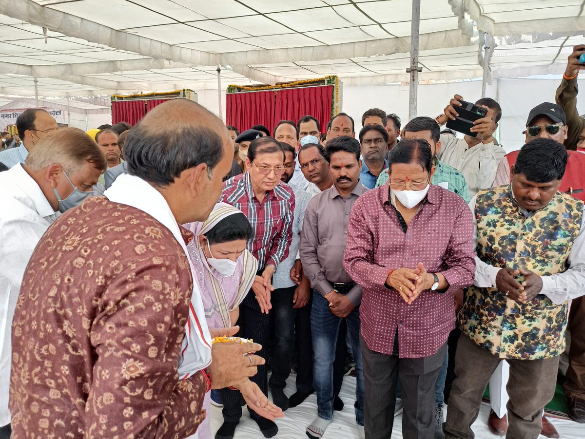 जनसुविधाओं का विस्तार करते हुए आज बालिता रोड स्थित बीहड़ के बालाजी के समीप सामुदायिक भवन एवं एप्रोच रोड के निर्माण का शिलान्यास विधिवत पूजन कर किया।
इस अवसर पर कांग्रेस कार्यकर्ता, क्षेत्रवासी एवं प्रशासनिक अधिकारी मौजूद रहे।