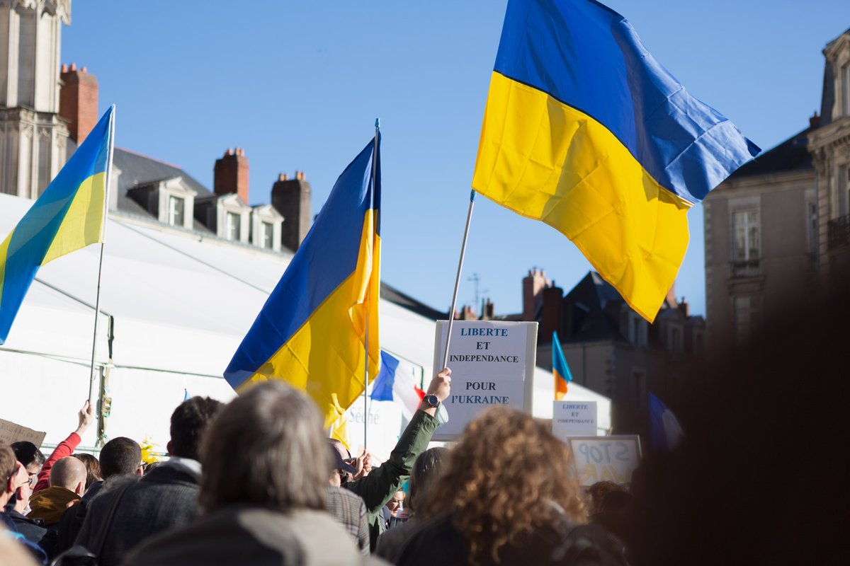 juliabrr's tweet photo. Rassemblement de soutien à l'#Ukraine (#Nantes 26 février 2022) #StandWithUkraine https://t.co/HxmMqekPNy