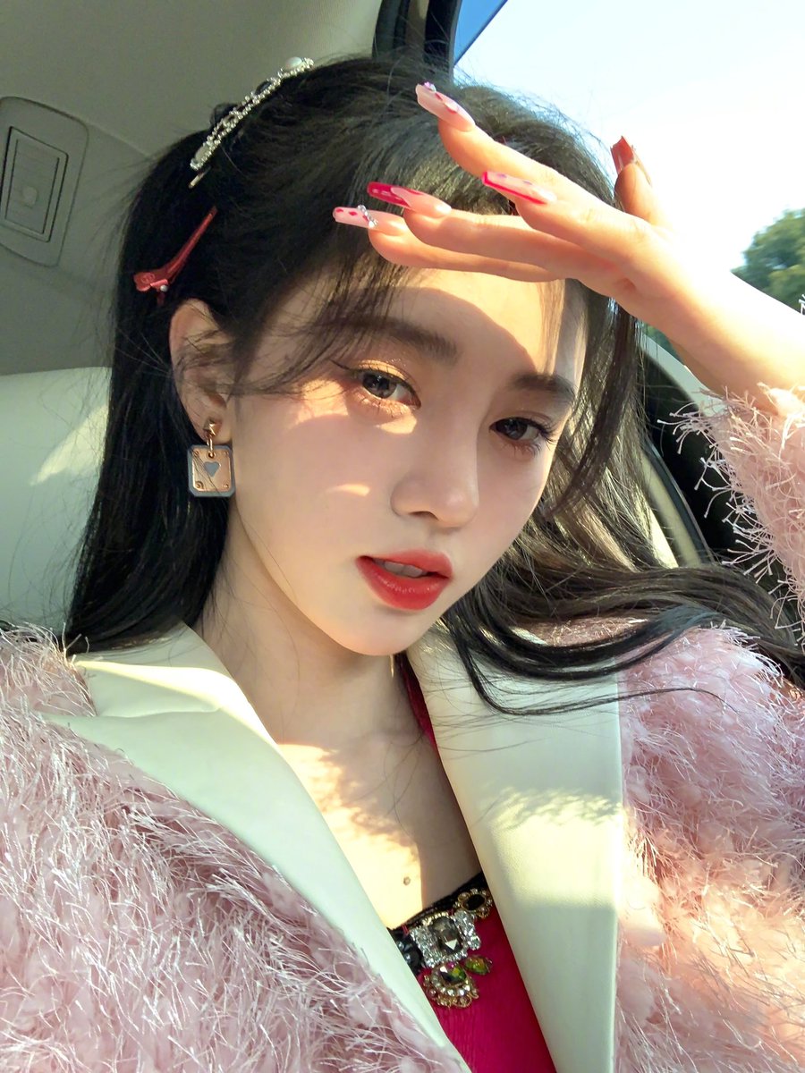 Iloveseries16's tweet photo. คนสวยเขานั่งรถไปทำงาน วันน้องมีสเตจอย่าลืมดูกันนะค่าา🥰💖✨

#JUJINGYI #จวีจิ้งอี #鞠婧祎 #เสี่ยวจู https://t.co/5qGM4B7WuF