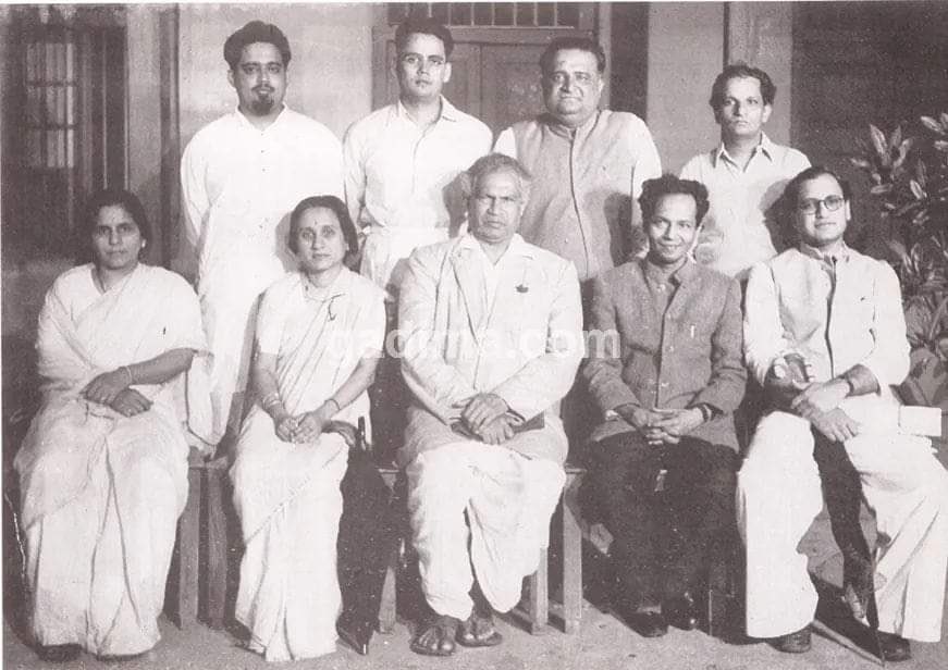 A gathering of iconic Marathi poets from the 20th century. First Row: Sanjeevani Marathe, Padma Gole, Kavi Yashwant, B B Borkar, Kusumagraj. Second Row: Mangesh Padgaonkar, Vasant Bapat, G D Madgulkar, V R Kant

#मराठीभाषादिन
