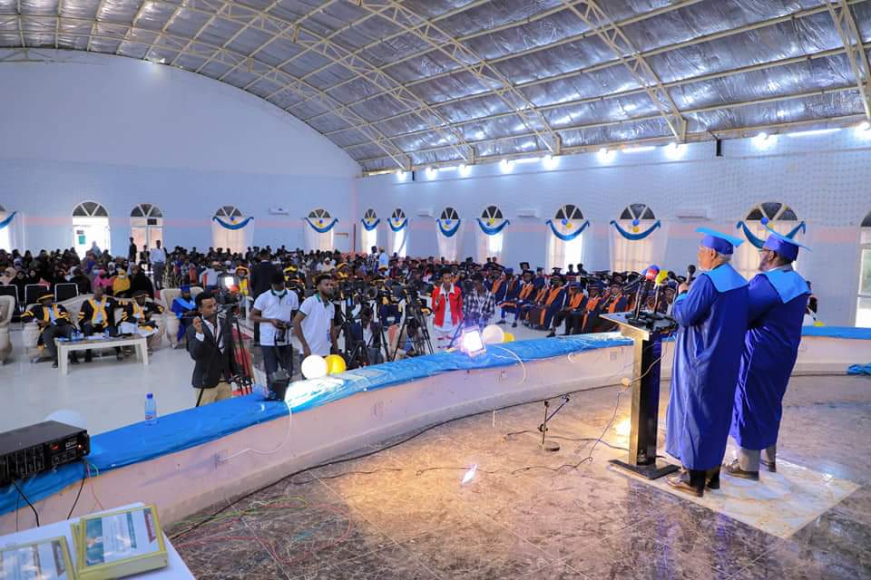 Plstatehouse's tweet photo. Madaxweyne Ku-xigeenka Dowladda #Puntland 
Mudane @ahmedkaraash ayaa maanta ka qeyb-galay munaasabadda qalinjabinta dufcaddii 9-aad ee  ka baxday @eaugrw Jaamacada Bariga Afrika  #Garoowe. https://t.co/tWpeePIW8Z