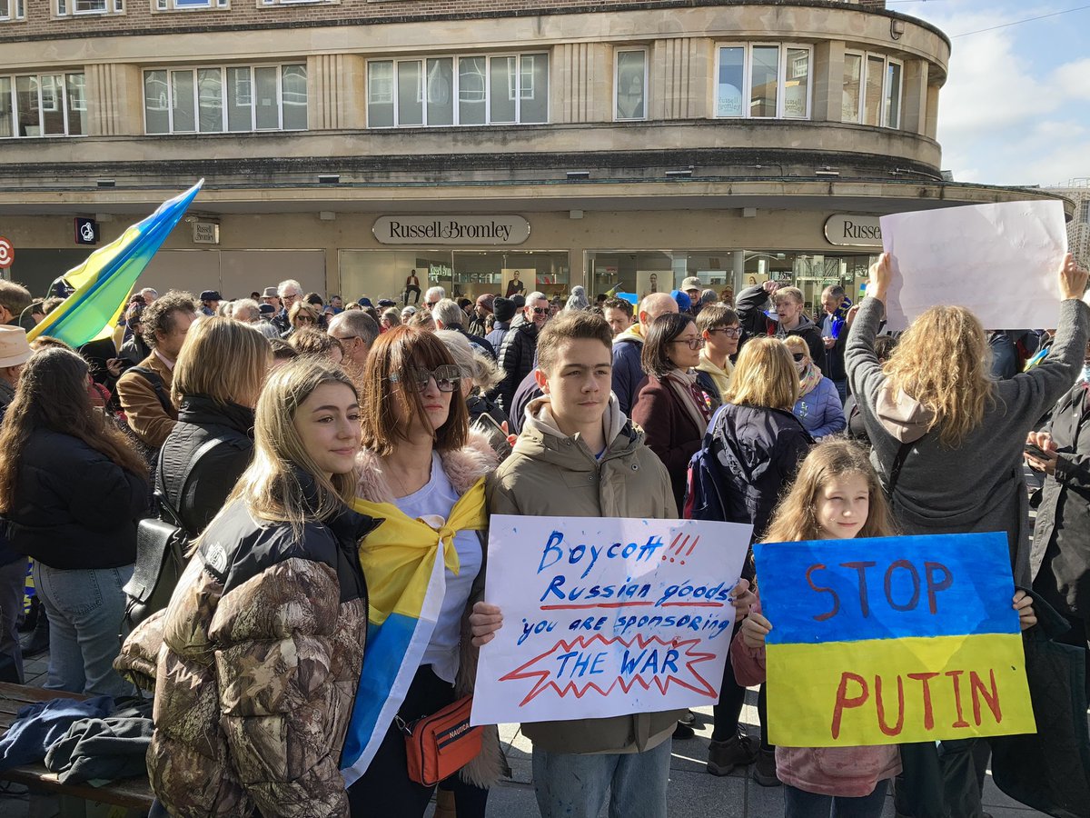 joe_oliver's tweet photo. Huge turnout in Exeter to show solidarity with the people of Ukraine. Must have been 1000 people here at v short notice 😍🇺🇦 https://t.co/Jd13FWyGre
