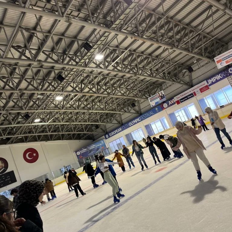 Erzurum Genç Vizyon Kulübü Hanımları olarak Buz Pateni faaliyetimiz gerçekleştirildi. Davetlerimizi kırmayıp gelen ekip arkadaşlarımıza teşekkürlerimizi sunuyoruz ❤️