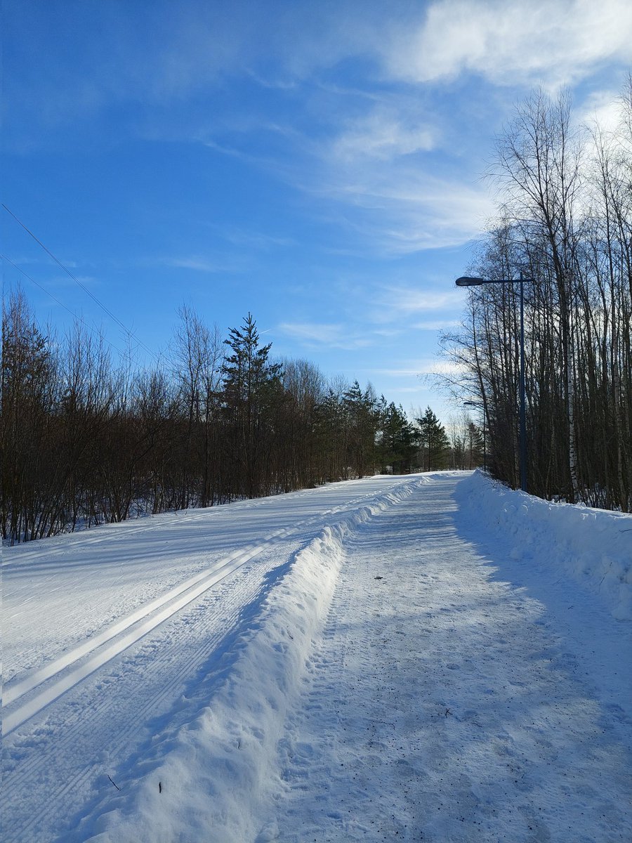 lauramononen's tweet photo. Kiitos @EspooLiikkuu näistä leveistä baanoista niin on kaikille kunnolla tilaa, eikä kaikkia kävelyreittejä laiteta laduiksi jne. https://t.co/5kSIakj4Av