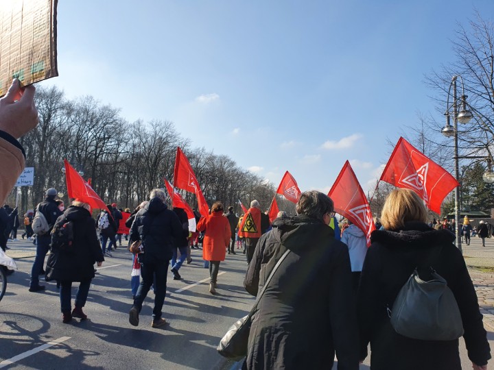 cyclingsteph's tweet photo. Anti war demo Straße der 17. Juni, Berlin https://t.co/Gr54bSgGbx