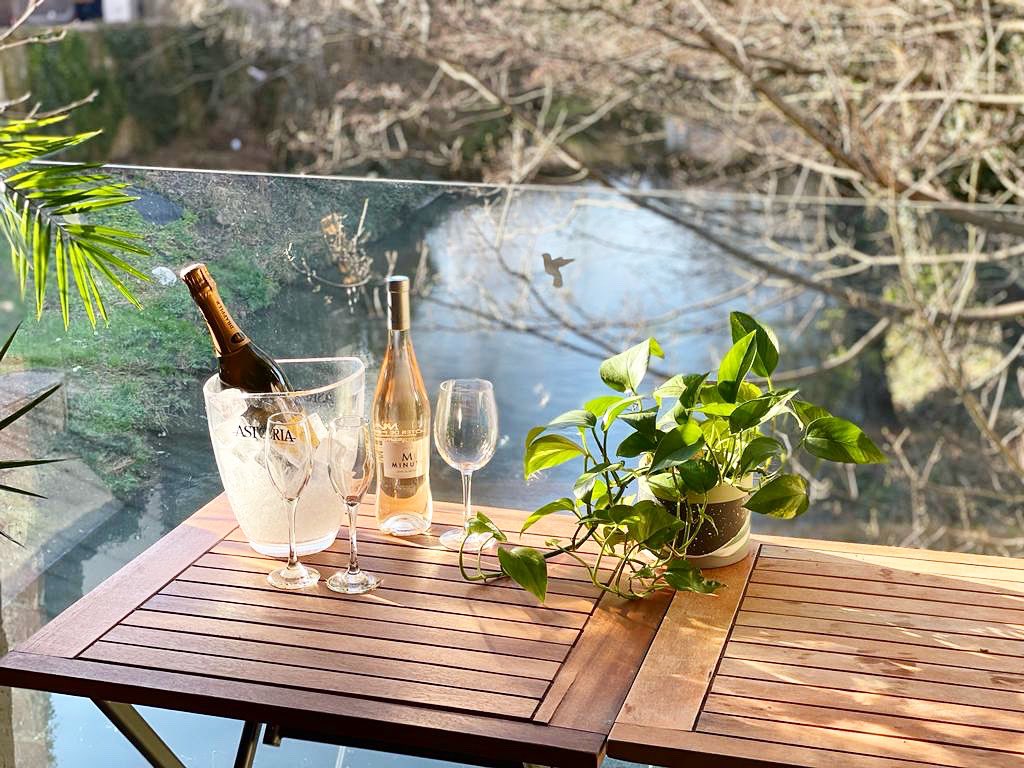 FlowBarsSW's tweet image. Hell yeah…. 🍃 ☀️ 🍷 
The sun is out so the rosé is out too!

Who’s gonna grab the best seat in the house? We open at 3. 

Happy hour all night! 

#flowbarfrome