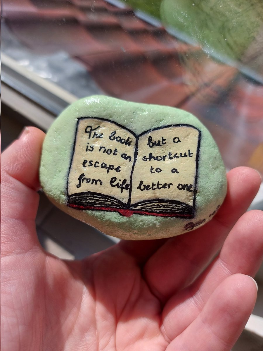 Even héél snel een steen gemaakt voor mijn collega's van de bieb voor complimentendag dinsdag, straks even brengen. Normaal vind ik het vreselijk als de Posca uitloopt door de vernis, maar het geeft nu eigenlijk wel een mooi schaduwachtig effect.