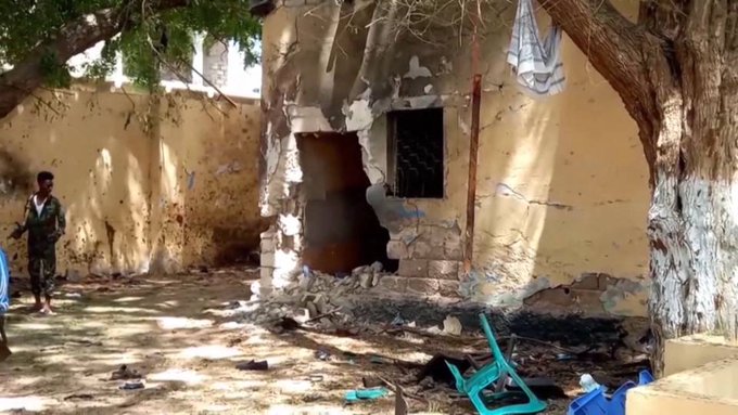 ismene2's tweet image. Ve, ayer USA bombardeó a Somalia, cosa que no hacía desde agosto. Somalia padece una hambruna terrible y un éxodo masivo. 
Yemen sigue siendo bombardeado por Arabia Saudita e Israel sigue bombardeando a Siria.
Todo normal en esta pelota de tierra.