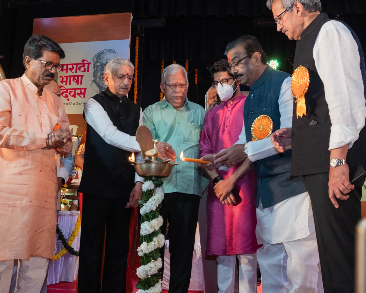 GajananKirtikar's tweet photo. स्थानीय लोकाधिकार समिती महासंघ आयोजित ‘मराठी भाषा दिन सोहळा’ बिर्ला मातोश्री सभागृह, न्यू मरिन लाईन्स येथे संपन्न झाला. युवासेनाप्रमुख @AUThackeray तसेच शिवसेना नेते मराठी भाषा मंत्री @Subhash_Desai या सोहळ्याला उपस्थित होते. https://t.co/NG6SPeZc61