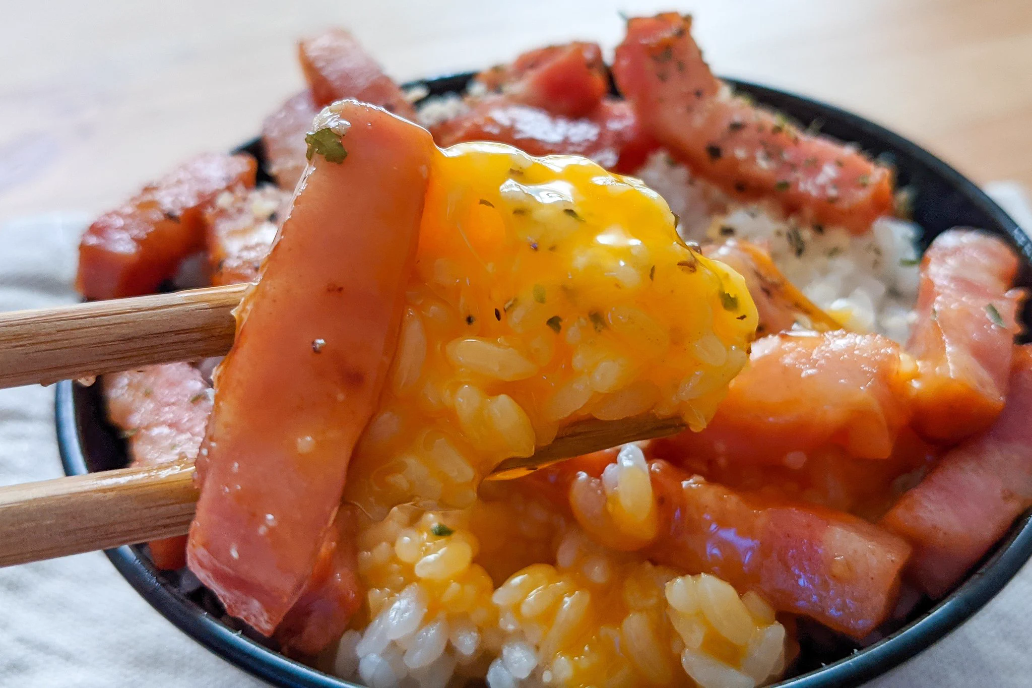 カリカリのベーコンとバターがたまらない！？「悪魔のバターベーコン丼」の作り方！