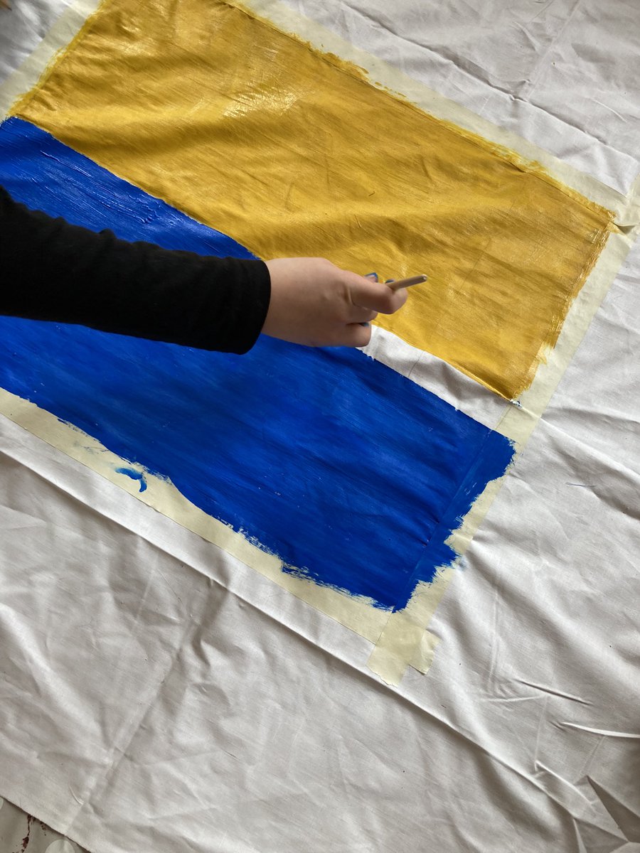 Millionen von Kindern haben in den vergangenen Tagen die Farben der Ukrainischen Flagge kennengelernt.

Sie tragen sie jetzt auf den Straßen.

Sie werden sie nie wieder vergessen. 

#WeStandWithUkraine #Ukraine