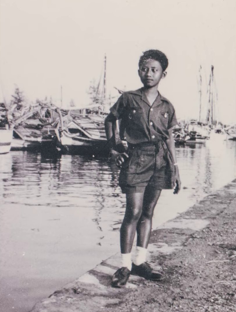 Potret Lawas (@potretlawas) on Twitter photo Selain jadi wartawan pelukis, Srihadi turut menghasilkan poster dan lukisan propaganda. Di Solo dan di Yogya. Juga akrab dg bedil dan peluru.
Maret 1949 ia ditangkap Belanda karena kedapatan mengantongi granat. Potretnya di Semarang saat bebas dari penjara, sekitar awal 1950. Selain jadi wartawan pelukis, Srihadi turut menghasilkan poster dan lukisan propaganda. Di Solo dan di Yogya. Juga akrab dg bedil dan peluru.
Maret 1949 ia ditangkap Belanda karena kedapatan mengantongi granat. Potretnya di Semarang saat bebas dari penjara, sekitar awal 1950.