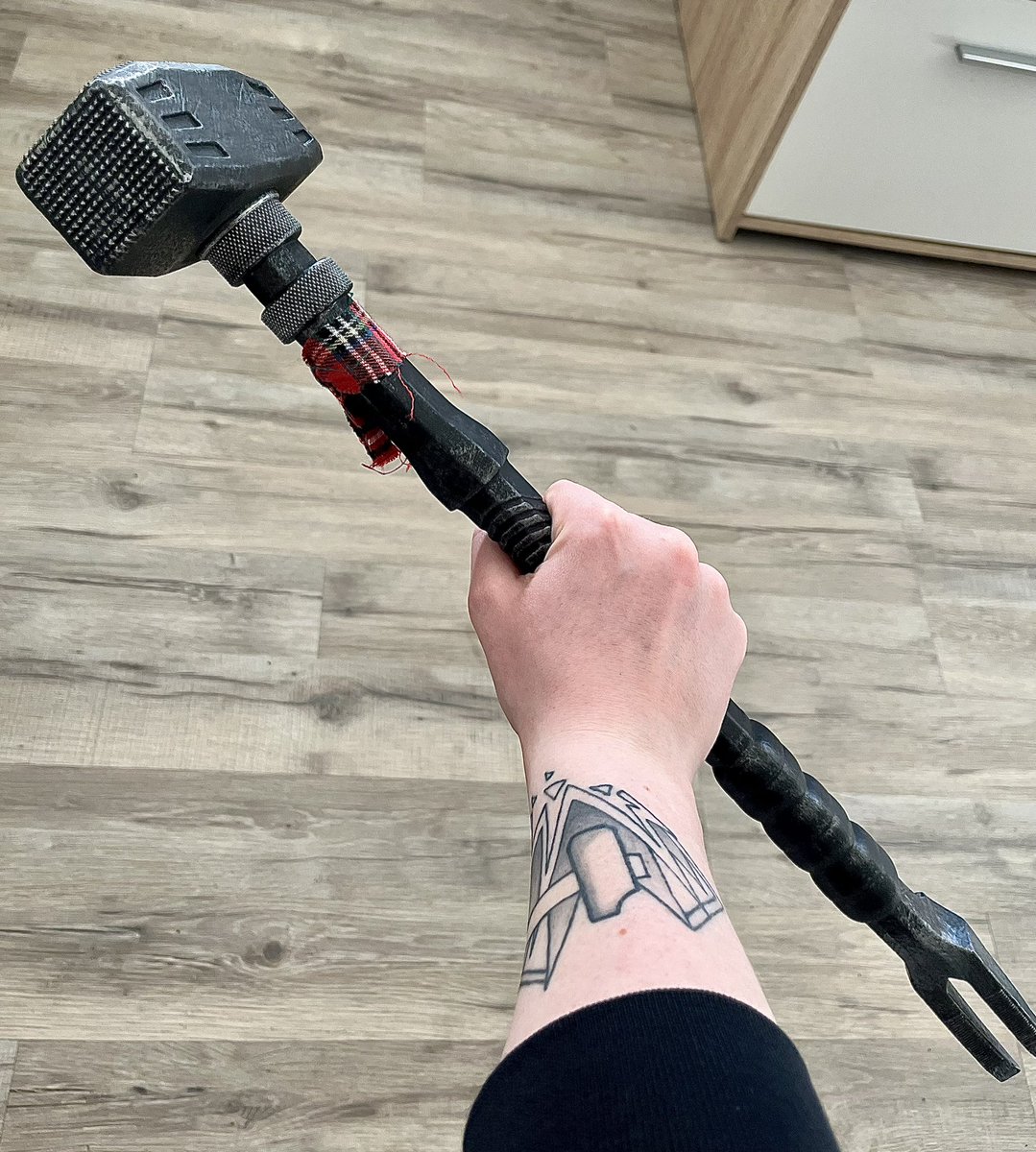 Konny_DV's tweet photo. @R6esportsDE Vielen Dank nochmal für die Year 6 Box 🔥Passend zum Tattoo nun auch der Hammer in der Hand :D https://t.co/kqzGgnkKkm