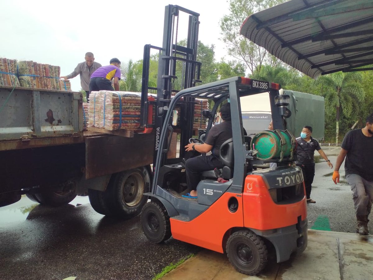 JKR Marang telah mengerahkan dua buah jentera bagi membantu misi menghantar bekalan ke Daerah Hulu Terengganu #BanjirTerengganu <a href="/JKRTerengganu/">JKR Terengganu</a> <a href="/HasliJKR/">Hasli Ibrahim (Ir. Dr.)</a> <a href="/Khamir83/">Khairul Amir Jamil</a>