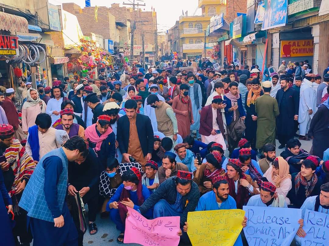 NaimatUllahWazi's tweet photo. In a very large number people recorded a protest in Bannu in #SolidarityProtests4PTMSitIn https://t.co/vnADMlBWTC