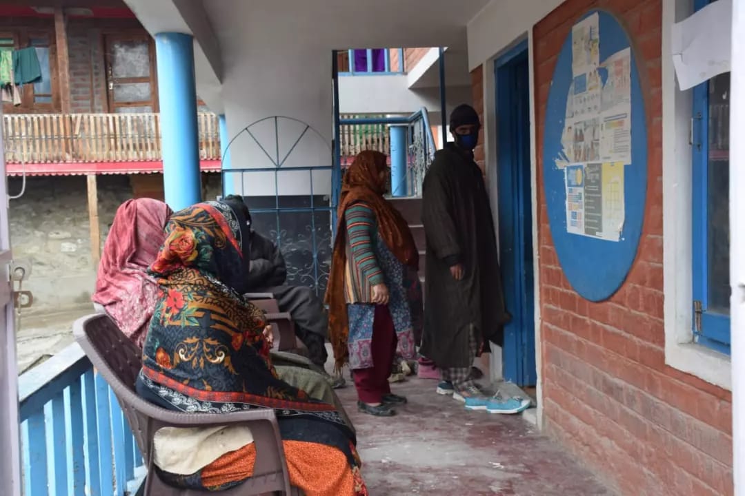 AlamDar1917's tweet photo. A small #anemia awareness camp organized by the Indian #Army widely examined 55 school students for #animic symptoms.
#Kupwara #Kashmir
#indianarmy #anemiaawareness
#IndianArmy https://t.co/Hkh7GIited