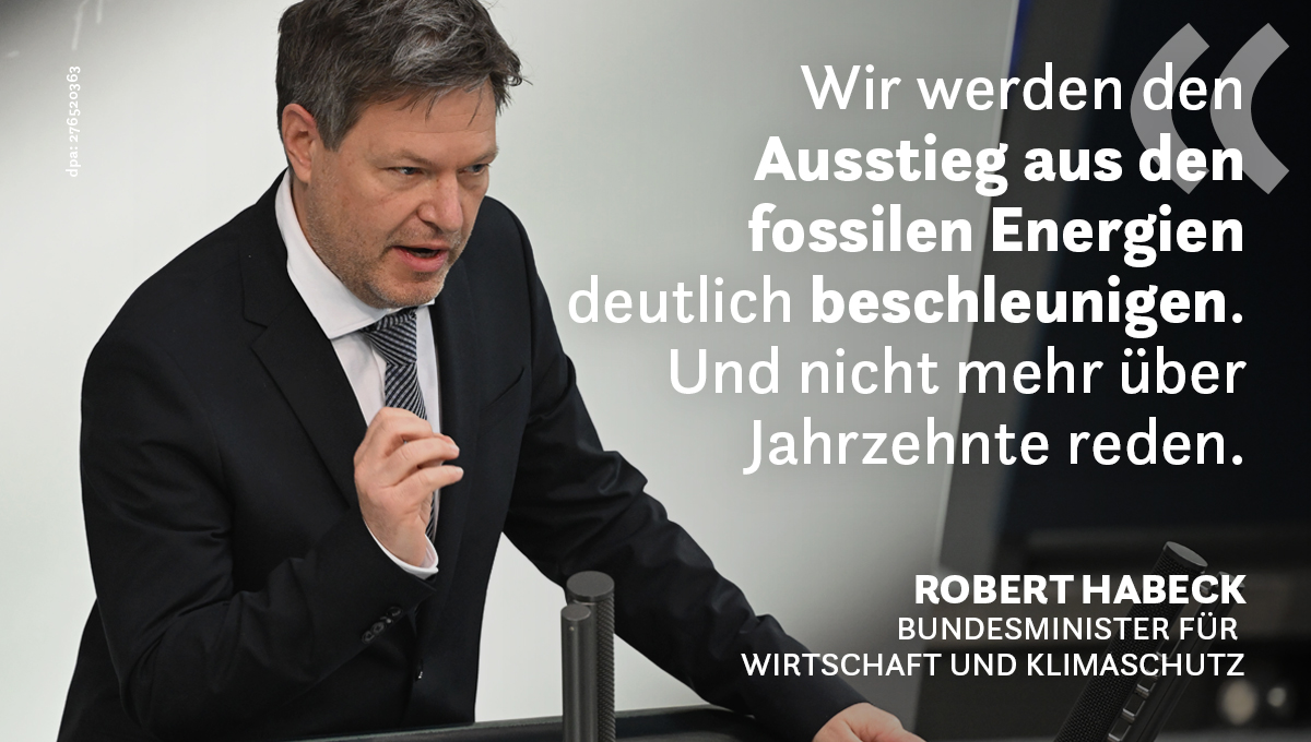 GrueneBundestag's tweet photo. Die Energieversorgung und die Souveränität der Energieversorgung ist ebenfalls eine Frage von nationaler Sicherheit geworden.

Auch hierein werden wir investieren müssen.

– Robert Habeck im #Bundestag https://t.co/I5TPp3AgRi