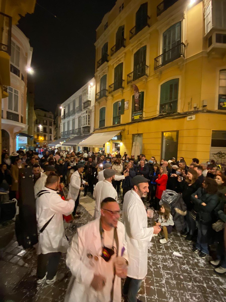 Ratazo güeno el que echamos ayer en la calle solo empañado con la negativa de la autoridad a que cantásemos a partir de la 01:30… <a href="/carnavalmalaga/">CarnavaldeMalaga.com</a> 
Nos vemos en breve en <a href="/PubFerreira/">Ferreira Café</a> y esta tarde noche de nuevo en el centro de #malaga <a href="/LosZarbori/">CallejeraLoszarbori</a>