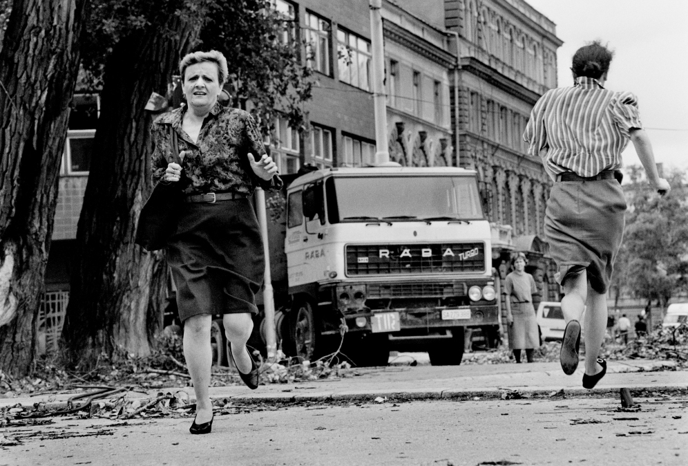 Una mujer corre a ponerse a cubierto en el "Callejón de los Francotira...