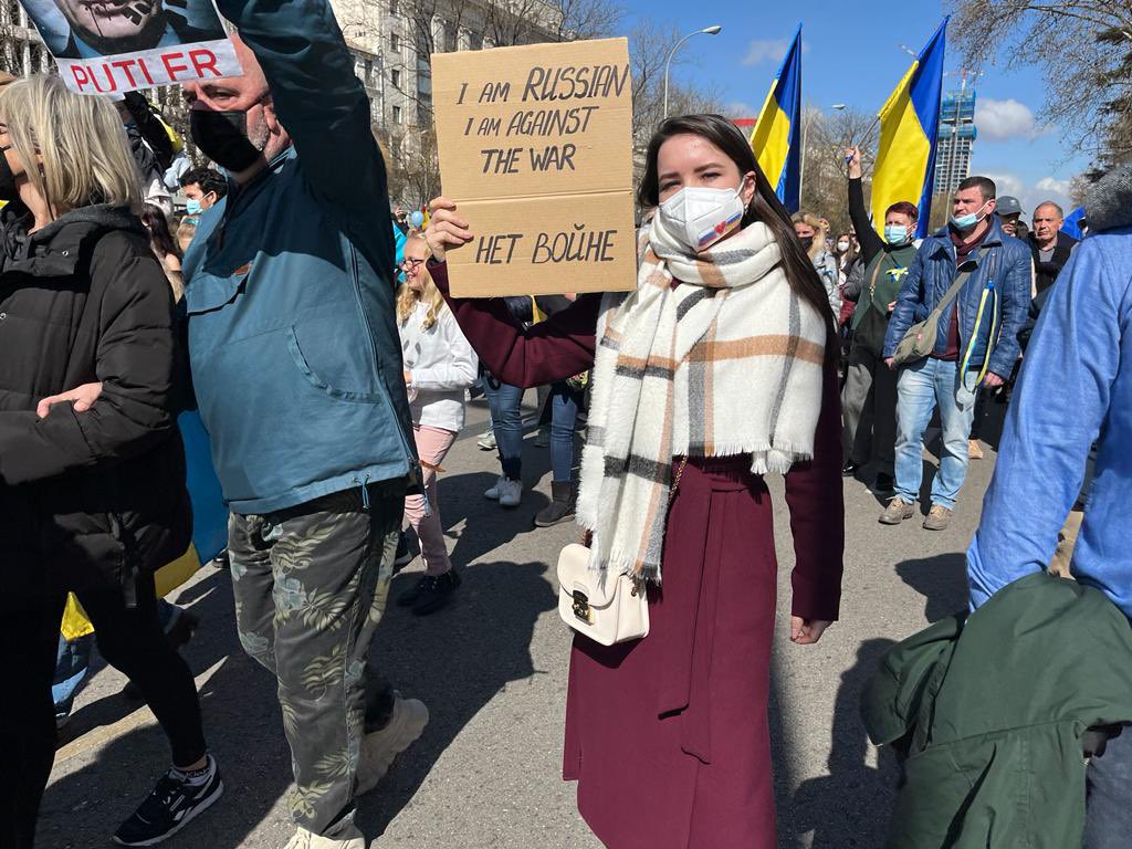 ElHuffPost's tweet photo. Conviene recordarlo. Putin no es el pueblo ruso. Y lo dejan claro desde Madrid, en la protesta contra la guerra de #Ucrania https://t.co/fv8BDpSfUs