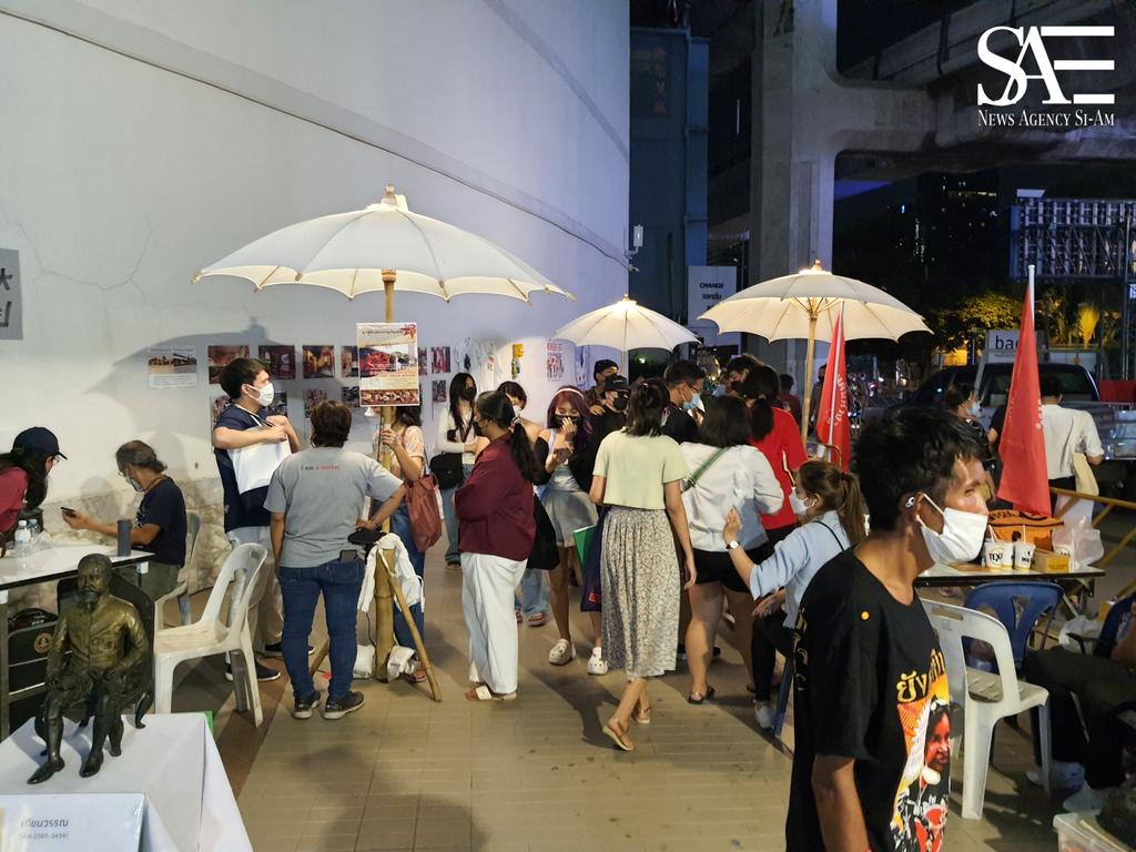 News26348449's tweet photo. ที่ หอศิลป์กรุงเทพ "Workers Fest" เทศกาลกลางกรุงของคนทำงาน บรรยากาศยามค่ำ
#สหภาพคนทำงาน #หอศิลป์ #WorkersFest
#ม็อบ27กุมภา65 https://t.co/i6s3wykvAp