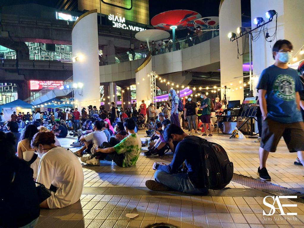 News26348449's tweet photo. ที่ หอศิลป์กรุงเทพ "Workers Fest" เทศกาลกลางกรุงของคนทำงาน บรรยากาศยามค่ำ
#สหภาพคนทำงาน #หอศิลป์ #WorkersFest
#ม็อบ27กุมภา65 https://t.co/i6s3wykvAp