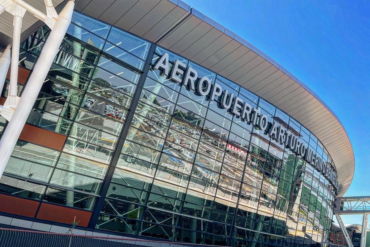 AeropuertoStgo's tweet photo. Mañana abre el nuevo Terminal Internacional 🙌✈️ para los vuelos de @KLM @AirCanada @Aerolineas_AR @VuelaJetSMART @Iberia @united . Pero hoy ya están disponibles la nueva Estación de Buses 🚌 y el estacionamiento Expreso Oriente, que mejoran la conectividad al aeropuerto. https://t.co/bD3LX4qc62