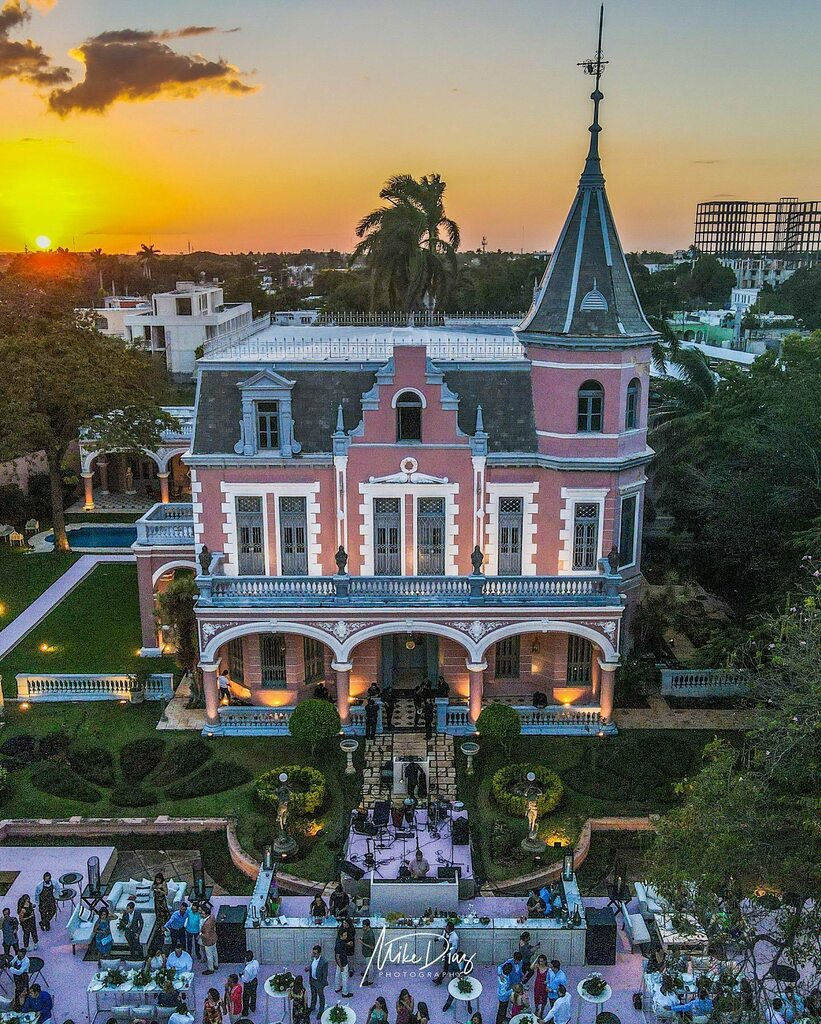 El Pinar en Merida, Yucatan. Una casa de ensueño! 
.
.
.
 #dronephotography #droneshots #djiglobal #djicreator #djimexico #soydjimexico #visityucatan #yucatanturismo #yucatanescolor #visitmeridamx #natgeoyourshot #yourshotphotographer #tufotonatgeo instagr.am/p/CaewFOLroe0/