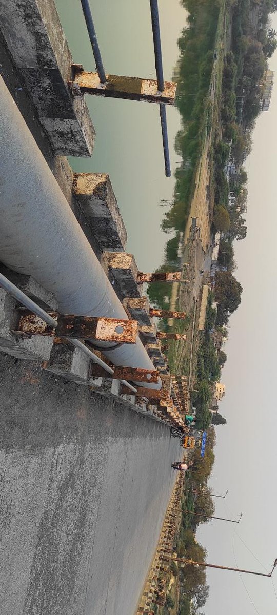 Farazeen3's tweet photo. @drvipinitankar
@nwmcnanded @AshokChavanINC @MohanraoAnnaINC,@mcnurdu,@NandedChaufer,@LoksattaLive,@CMOMaharashtra,@AjitPawarSpeaks,@lokmat
Dear Sir, 
This is current condition of Navghat bridge... In very bad condition. No safty railing . (1/3) https://t.co/YJmvKtaujJ