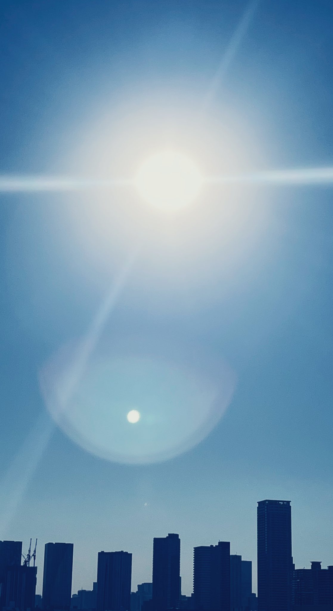 Tears 白みぬる日影満ちては風光る 眩 まばゆ き景色彼方 をち を霞 かす めつ 白みぬる 白くなった 日影 日差し 風光る 陽光の明るさに風も光って感じられること 季語 彼方 かなた 霞めつ はっきり見えなくした です 眩しくて彼方が霞んで見えます