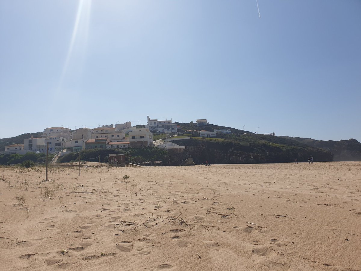 AidaGascon's tweet photo. Último fin de semana libre hasta abril, leyendo a @PoliticayModa y su recién publicado #Poderío, desde la playa de #Odeceixe 🌞
Cogiendo fuerzas porque se vienen semanas cargaditas. ✊ https://t.co/sQXeWM0ny5