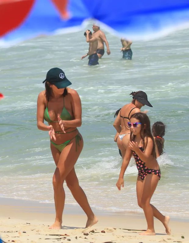 A <a href="/dedesecco/">Deborah Secco</a> brincando com a Maria Flor na praia 😍❤️