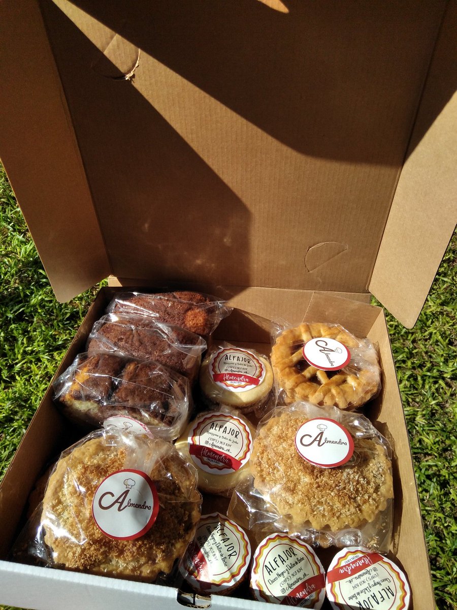 janiradettez's tweet photo. Un pedido para hoy 🤩😍♥️
Caja llena de masitas dulces 🙌🏼
Amooo
#agradecidaespoco
#almendraok
#domingodulce https://t.co/qh4sPAADel