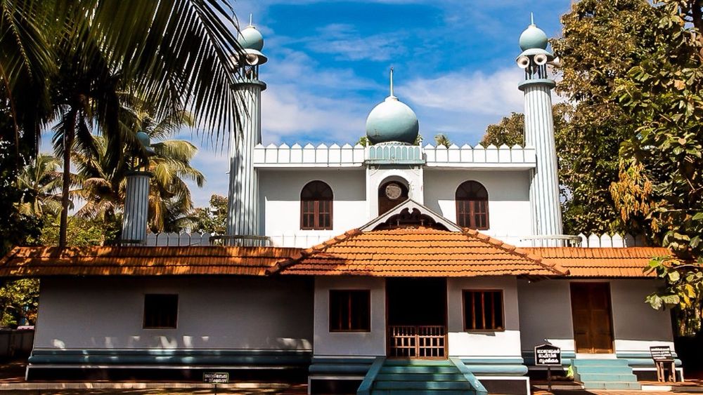 PeepulTreeWorld's tweet photo. Dating back to around 629 CE, the Cheraman Mosque, in the small town of Methala (Kodungallur municipality) north of Kochi, is believed to be the oldest mosque in #India. The mosque could well have been built in the lifetime of Prophet Mohammad himself! 
#history @KeralaTourism https://t.co/GJuVnod7qQ