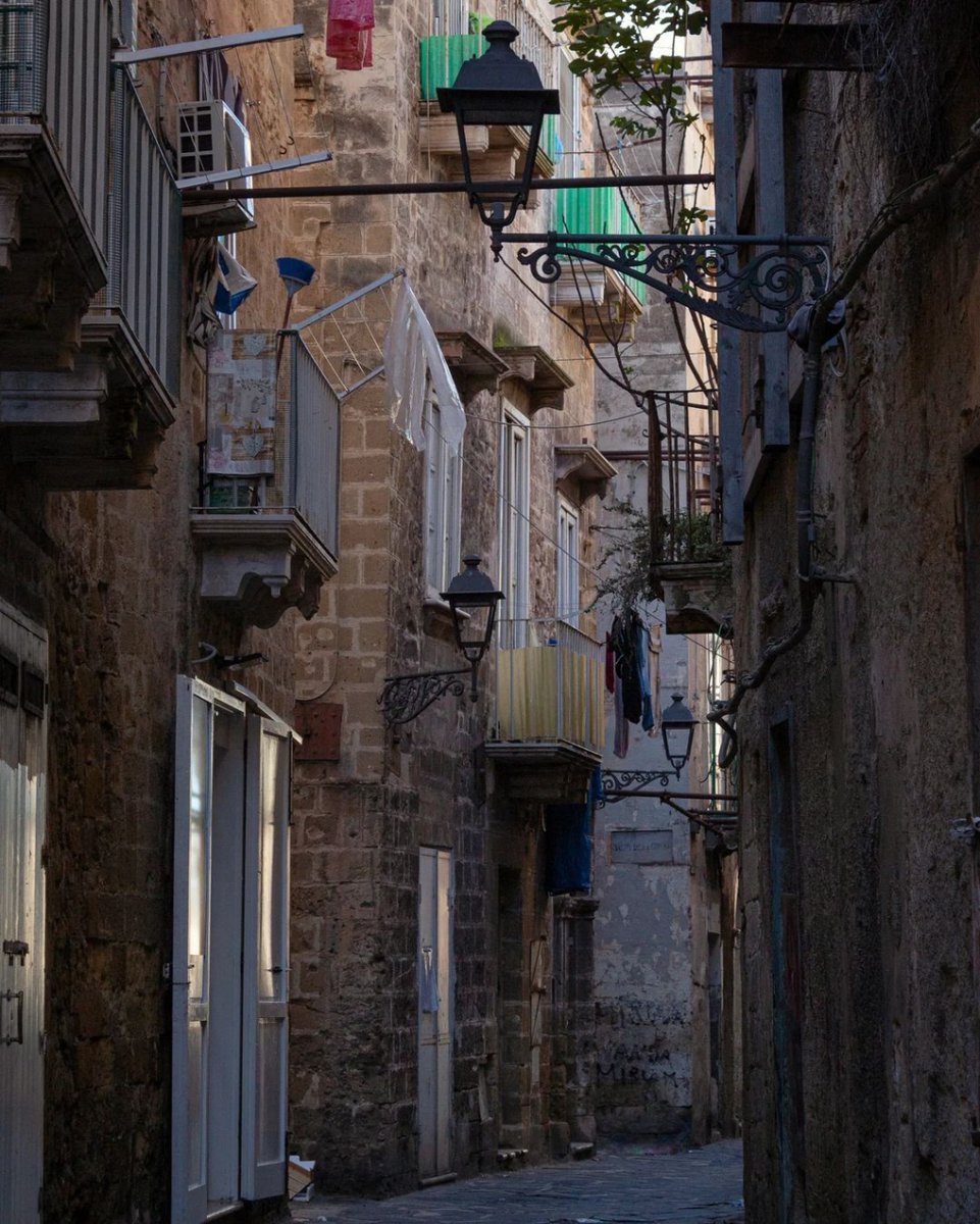 iltarantinoit's tweet photo. I vicoli di Taranto vecchia!
.
➡https://t.co/9pWqinBRVh
.
Foto: @stef_m88

.
#iltarantino #taranto #provinciaditaranto #puglia #italia #turismo #viaggi #viaggiare #travel #traveling #italy #instatravel https://t.co/rmZQGQzron