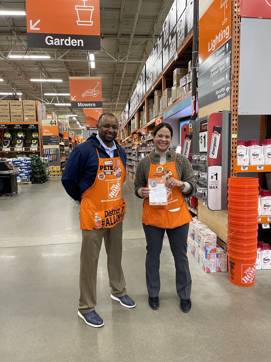 D3 DM Pete recognizing RDO Aisha  for building strong relationships while walking his market this week.  Thanks ma’am D3 is ALL IN!!!