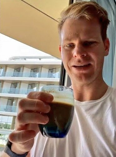 ranashahab02's tweet photo. Steve Smith paying tribute to Abhinaadan 😂 after landing 🛬 in Pakistan 
#PAKvAUS  #SurpriseDay #MSvLQ #Australia #PSLFinal https://t.co/RAkpX41ScY
